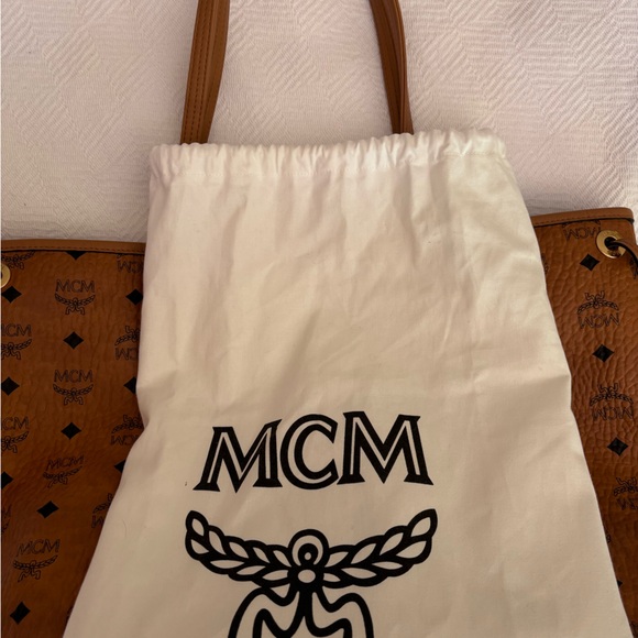 MCM Reversible Liz Shopper in Visetos Medium - Picture 10 of 12